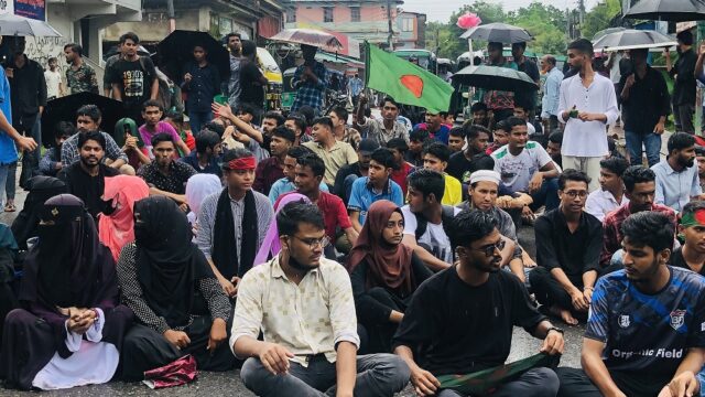 মেয়রের পদত্যাগের দাবিতে রাঙামাটিতে সড়ক অবরোধ