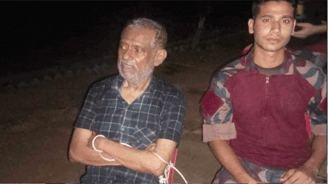 সাবেক বিচারপতি মানিককে ডিম-জুতা নিক্ষেপ