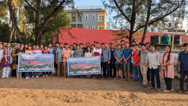 বন্যার্তদের খাদ্য সহায়তা পৌঁছে দিলো এক ঝাঁক শিক্ষার্থী