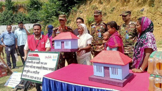 খাগড়াছড়িতে বন্যা দূর্গতদের জন্য“এক টাকায় বাজার”