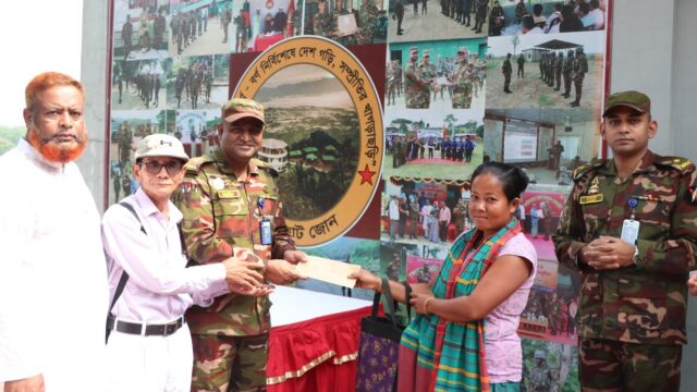 বন্যায় দূর্গতদের আর্থিক অনুদান প্রদান