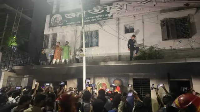 জাতীয় পার্টির কার্যালয়ে আগুন-ভাঙচুর