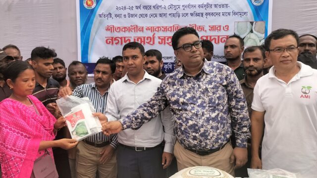 বন্যায় ক্ষতিগ্রস্থদের বীজ ও সার বিতরণ