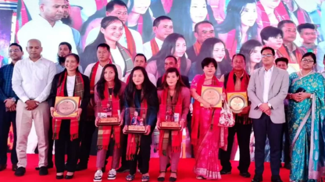 সাফজয়ী ৩ ফুটবল কন্যাকে সংবর্ধনা