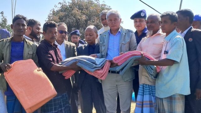 ক্ষতিগ্রস্থদের পাশে দাঁড়ালেন পার্বত্য উপদেষ্টা