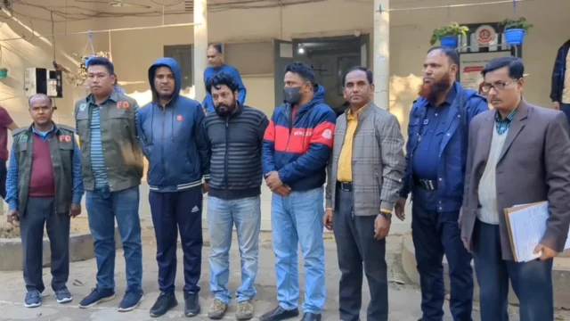 তিন তক্ষক কারবারী আটক