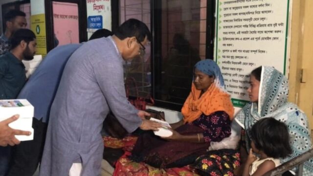 বিএনপি সভাপতি’র পক্ষ থেকে রোগীদের ইফতার বিতরণ