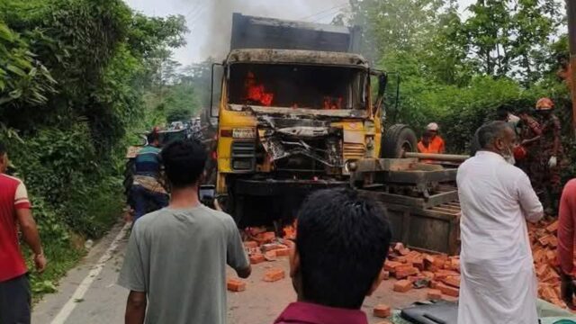 কাভার্ডভ্যান-ট্রাক্টর সংঘর্ষে আগুন, আহত ৪