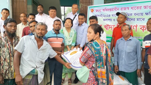 দীঘিনালায় মৎস্য চাষীদের মাছের খাদ্য বিতরণ