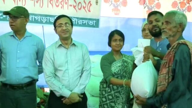 খাগড়াছড়িতে ভিজিএফ’র চাল বিতরণ