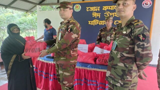 মাটিরাঙ্গায় সেনাবাহিনীর ঈদ উপহার বিতরণ