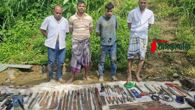 সীতাকুণ্ডে অস্ত্রসহ ৪ সন্ত্রাসী আটক