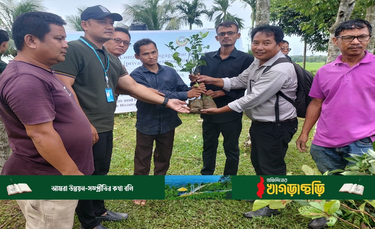 মৌজাবন কমিউনিটির মাঝে চারা বিতরণ