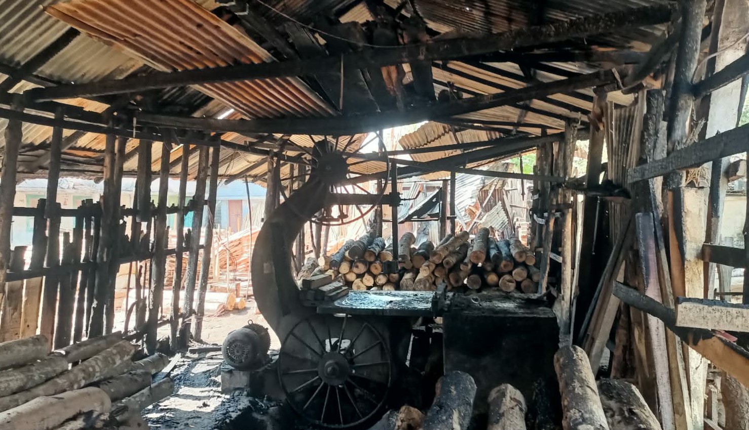 আগুণে পুড়ে ছাই স’মিলসহ ৩ প্রতিষ্ঠান