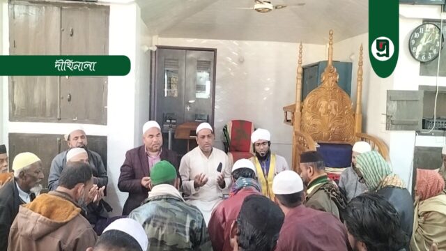 আবেগাপ্লুত মুসল্লিরা ভেঙে পড়লো কান্নায়