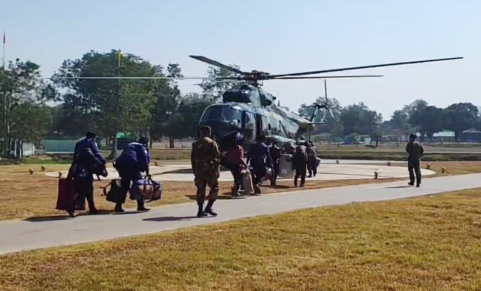 খাগড়াছড়ির ৩ কেন্দ্রে হেলিকপ্টারে পৌঁছালো নির্বাচনী সরঞ্জাম