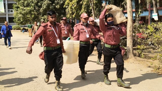 মা‌টিরাঙার ৩২‌ কেন্দ্রে পাঠানো হয়েছে নির্বাচ‌নী সরঞ্জাম
