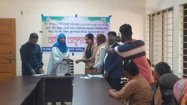দরিদ্র ও মেধাবী শিক্ষার্থীদের অনুদান বিতরণ