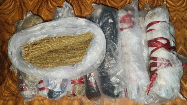 গাঁজা উদ্ধার করে থানায় দিলো এলাকাবাসী