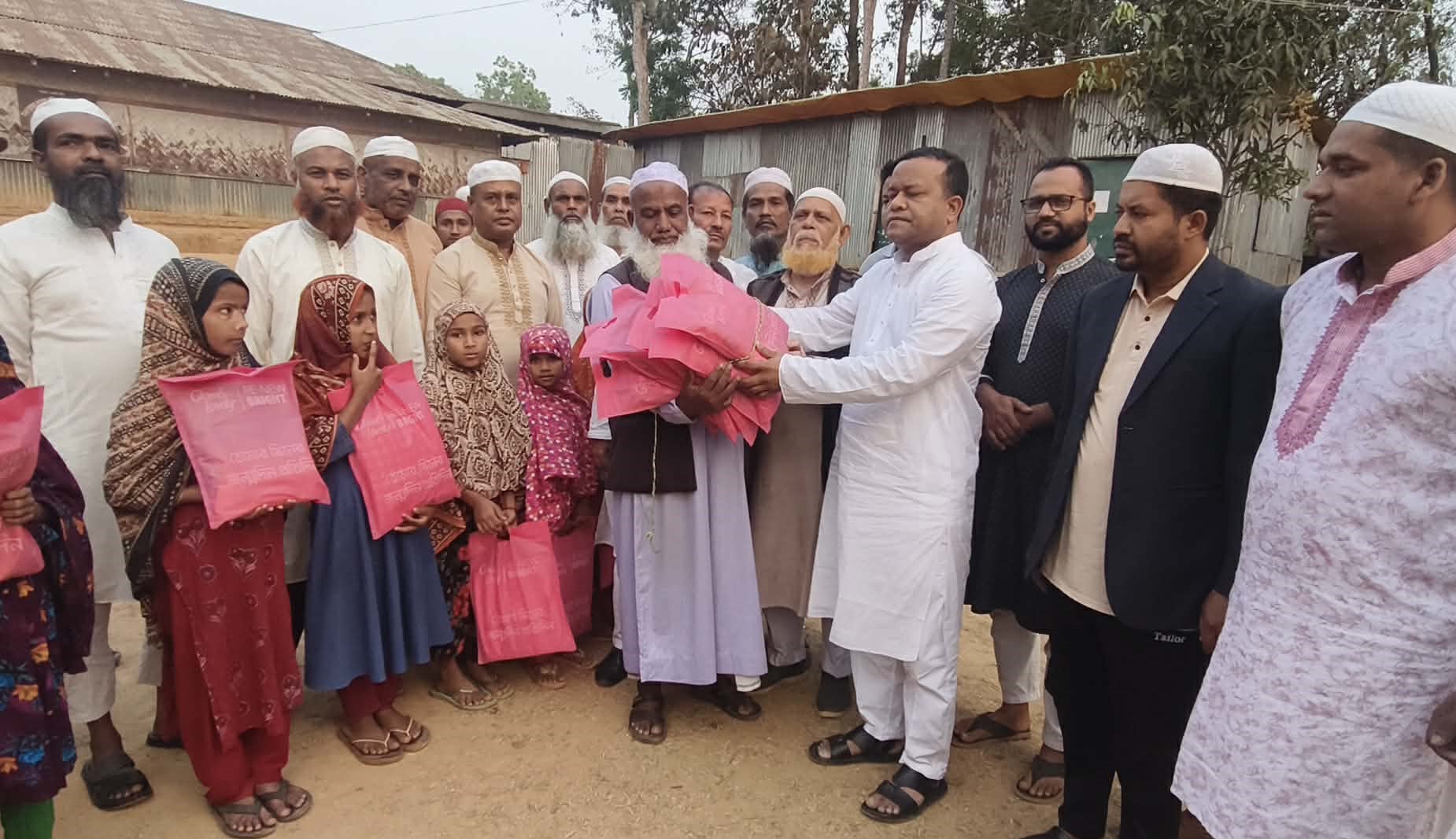 ওয়াদুদ ভুইয়ার পক্ষে এতিমদের ঈদ উপহার বিতরণ