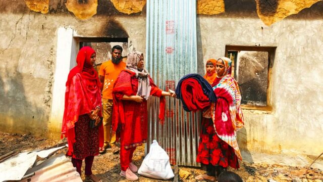 অগ্নিকাণ্ডে ক্ষতিগ্রস্ত’র পাশে প্রশাসন