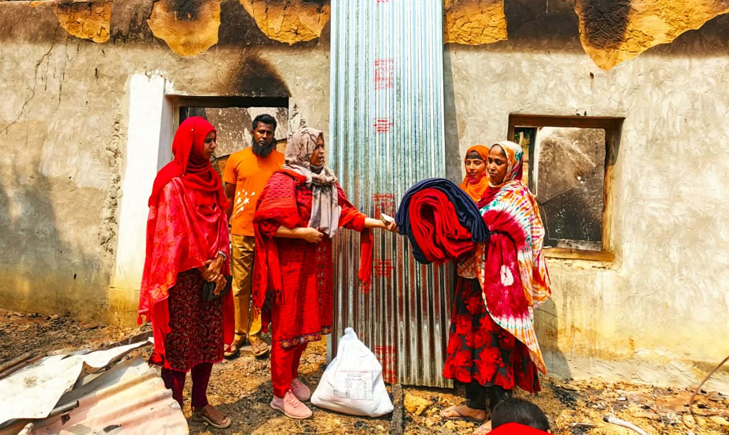 অগ্নিকাণ্ডে ক্ষতিগ্রস্ত’র পাশে প্রশাসন