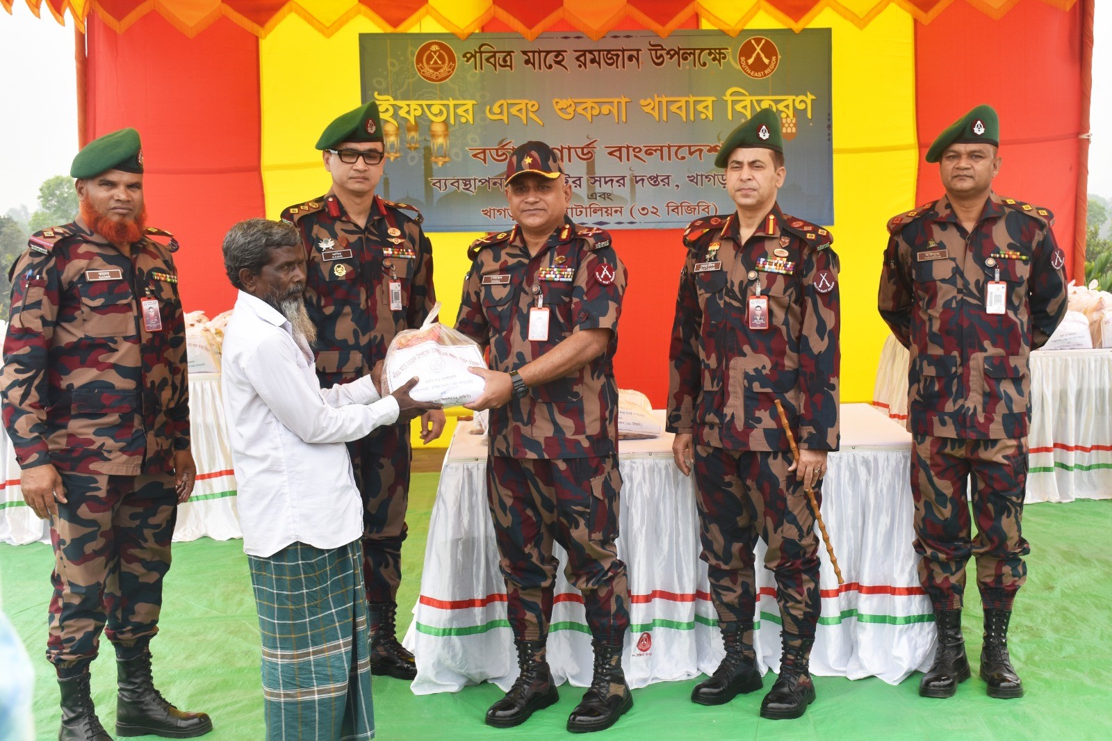 খাগড়াছড়িতে দরিদ্র ১শ পরিবারকে ইফতার সামগ্রী বিতরণ