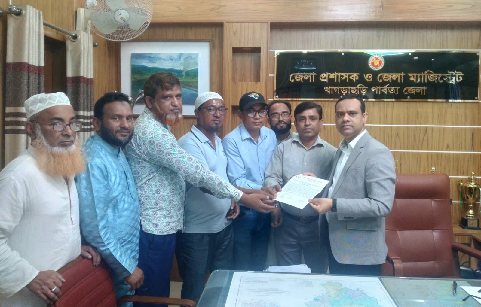 খুচরা সার বিক্রেতাদের বহাল রাখার দাবিতে স্মারকলিপি প্রদান