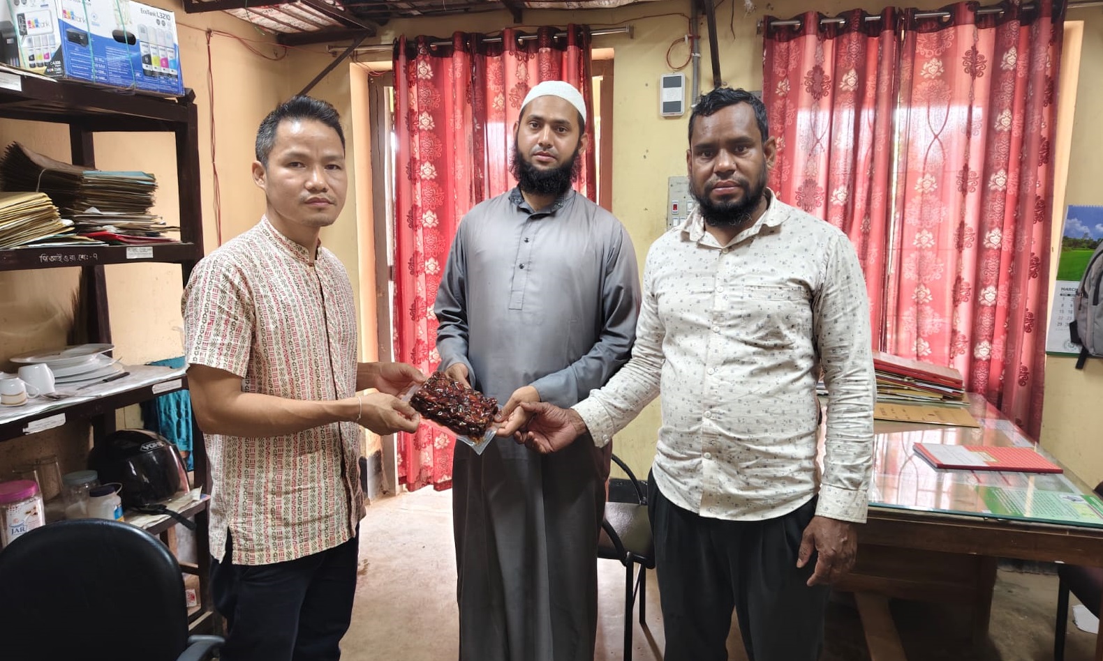 রামগড়ে সৌ‌দি’র খেজুর বিতরণ