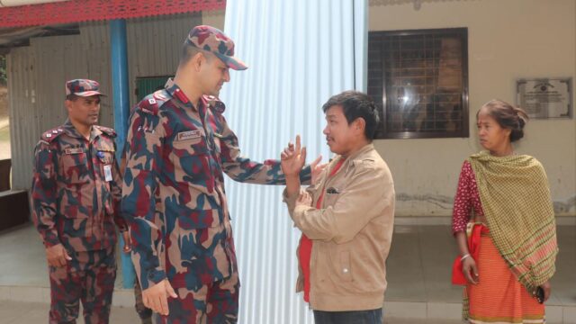অসহায় পরিবারকে ৫৪ বিজিবি’র ঢেউটিন ও অর্থ বিতরণ