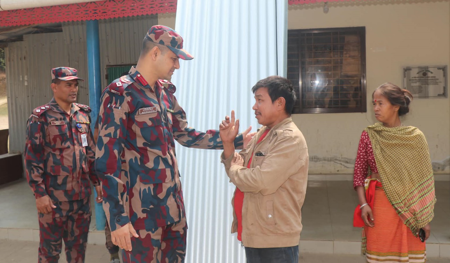 অসহায় পরিবারকে ৫৪ বিজিবি’র ঢেউটিন ও অর্থ বিতরণ