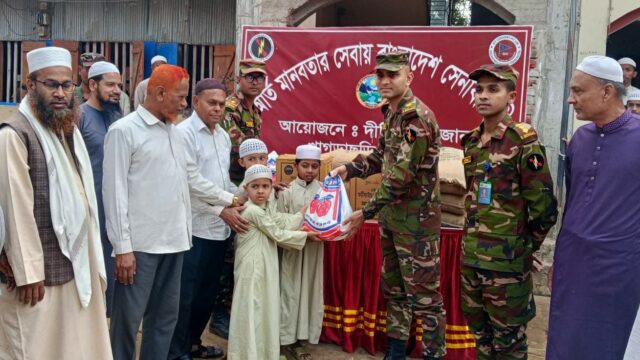 শিক্ষার্থী ও দুস্থ পরিবারের পাশে দাঁড়ালো সেনাবাহিনী