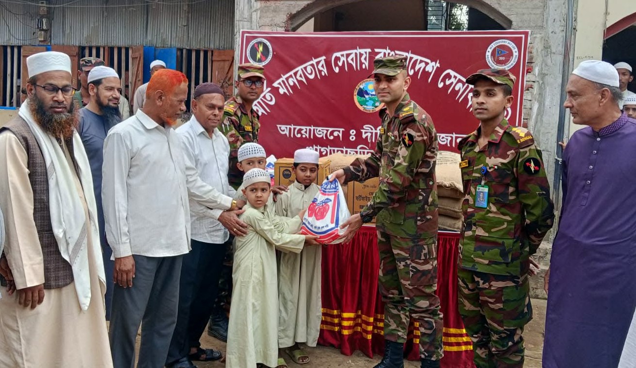 শিক্ষার্থী ও দুস্থ পরিবারের পাশে দাঁড়ালো সেনাবাহিনী