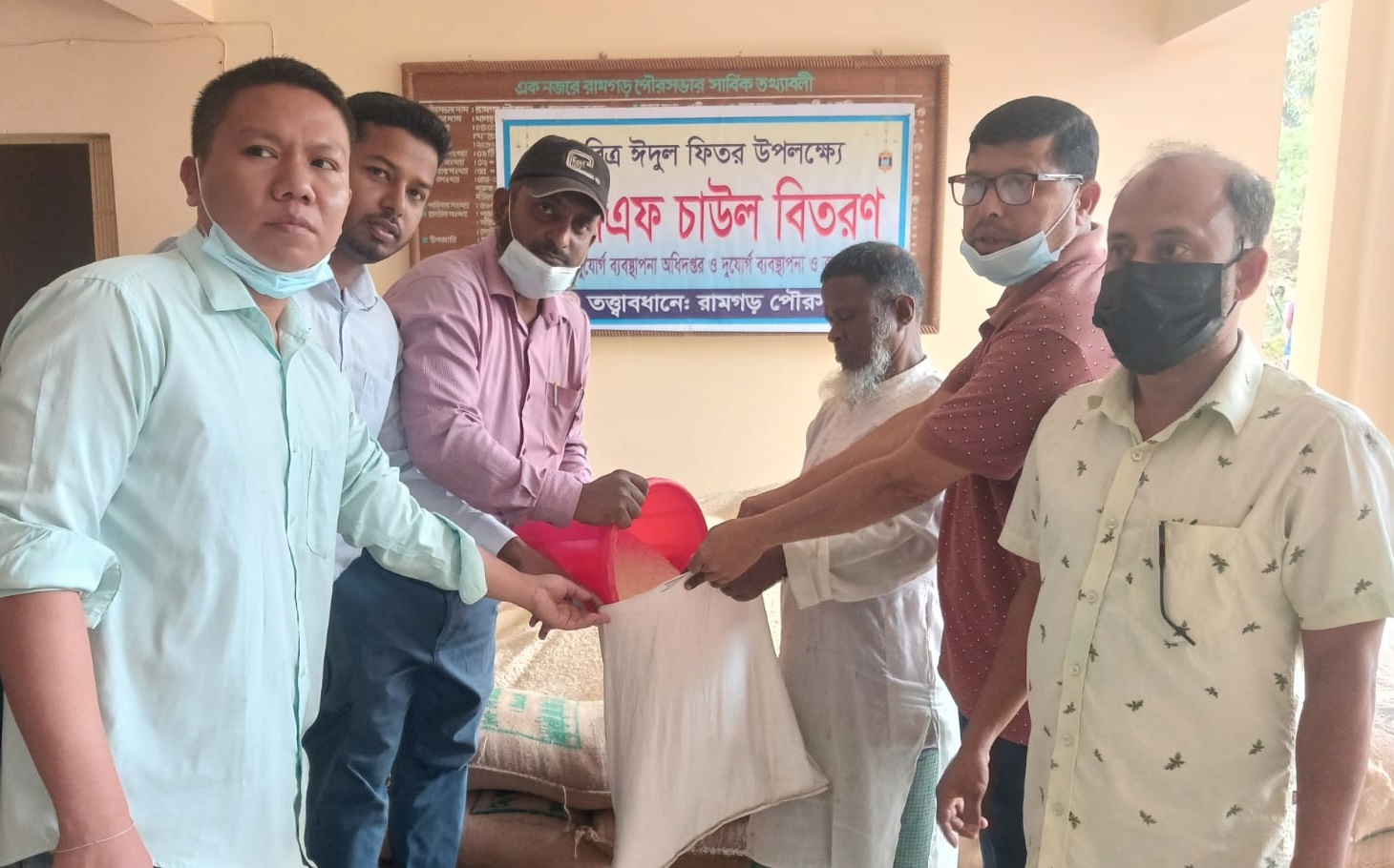 রামগড়ে ভিজিএফের চাউল বিতরণ