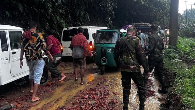 দূর্যোগে আটকেপড়া যানবাহন সহযোগিতায় সেনাবাহিনী