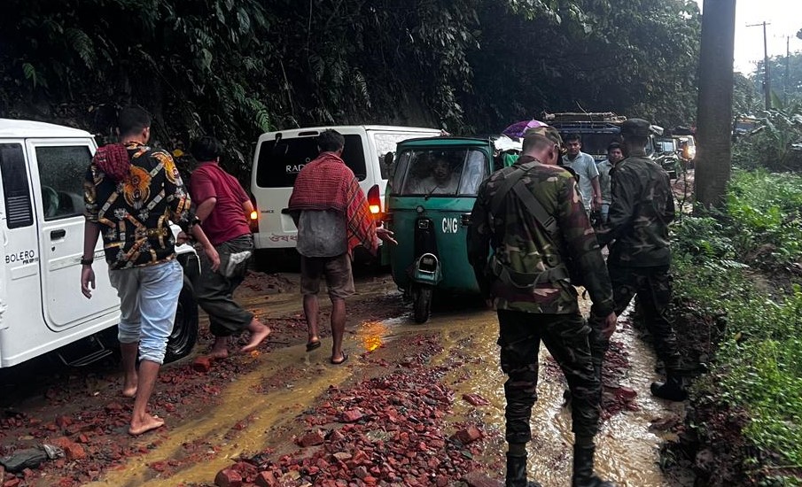 দূর্যোগে আটকেপড়া যানবাহন সহযোগিতায় সেনাবাহিনী