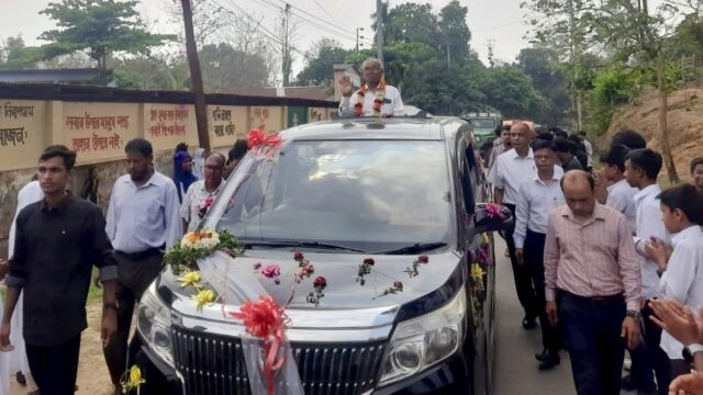 ৪০ বছরের শিক্ষকতা শেষে রাজকীয় বিদায়