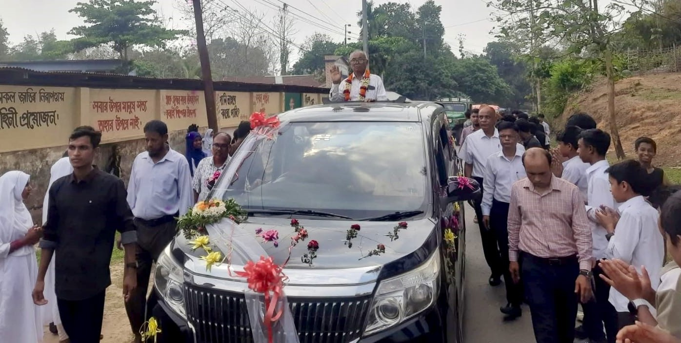 ৪০ বছরের শিক্ষকতা শেষে রাজকীয় বিদায়