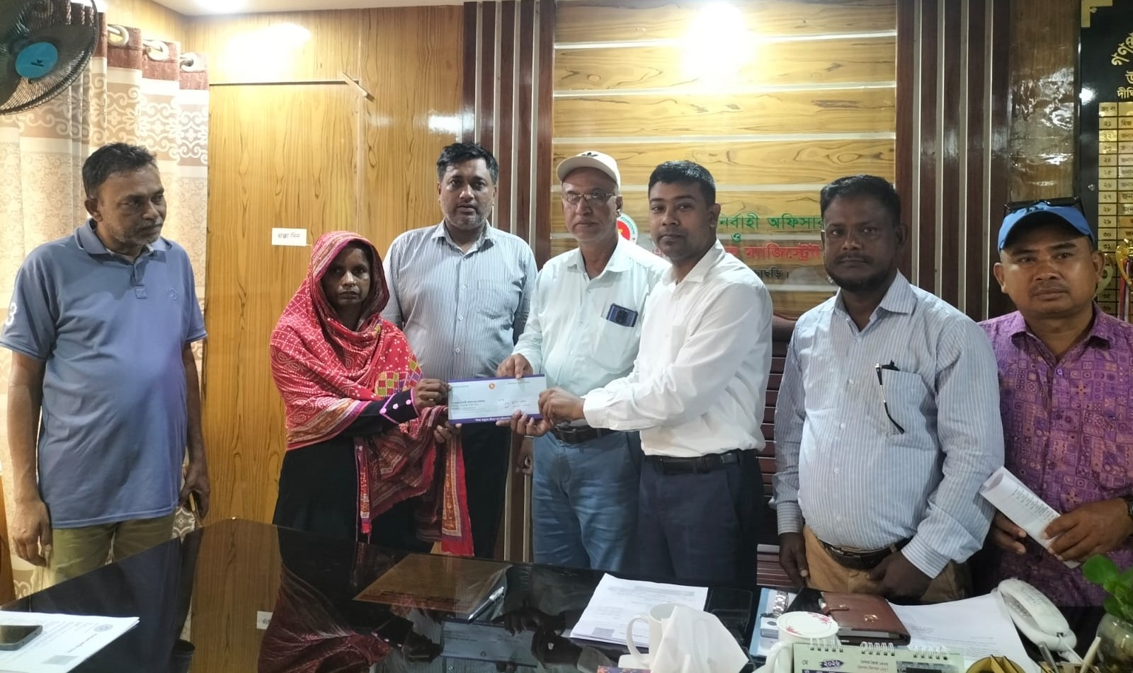 প্রধানমন্ত্রীর আর্থিক সহায়তা দীঘিনালায় প্রদান