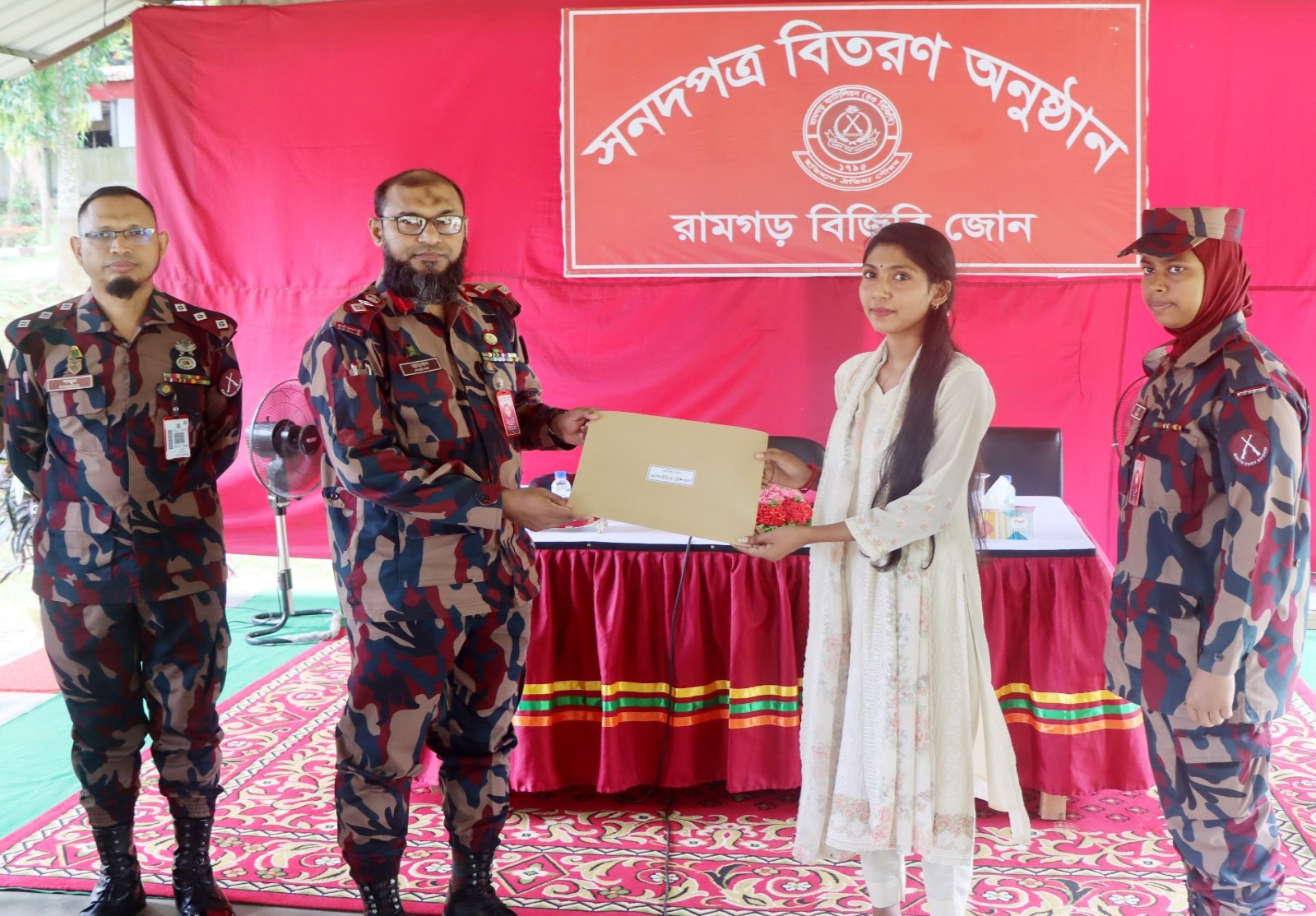 বিজিবি’র কম্পিউটার ও সেলাই এর সনদপত্র বিতরণ