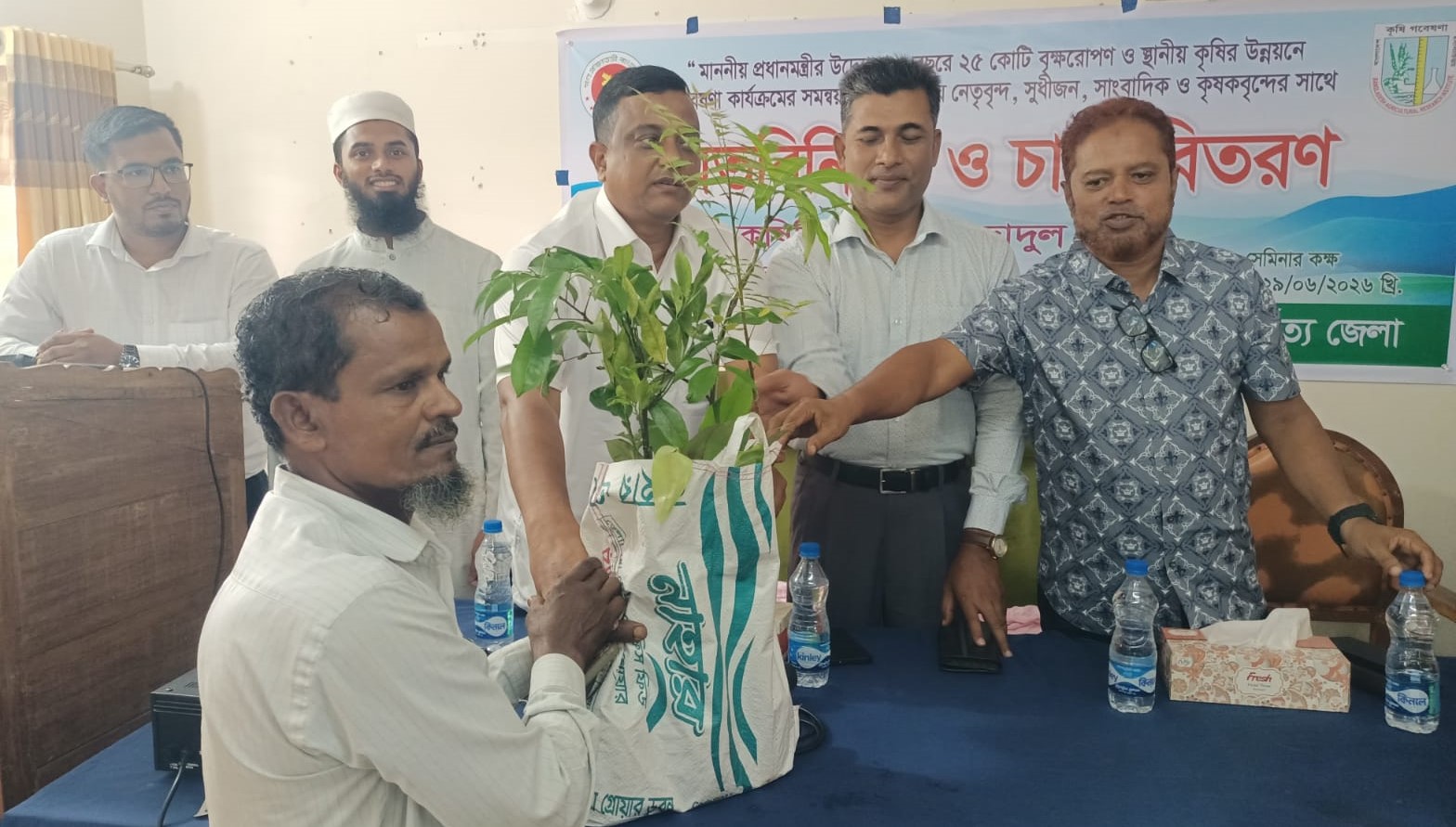 পাহাড়াঞ্চল কৃষি গবেষণা কেন্দ্রের উদ্যোগে চারা বিতরণ